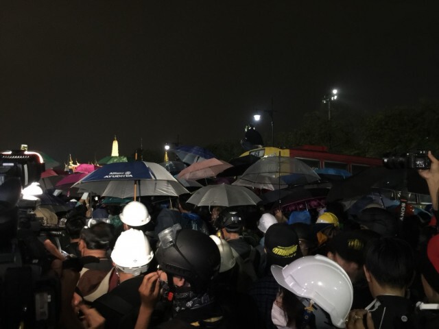 ตร.เตรียมมาตรการป้องกันพื้นที่เต็มกำลัง รถฉีดน้ำประชิดม็อบ