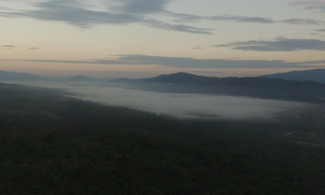 สัมผัสอากาศเย็น 18 องศาฯ-ชมหมอกเหนือเขื่อนแควน้อย