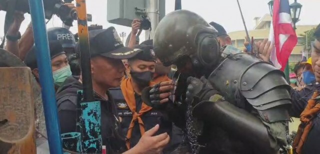 "พี่นักรบ" ร่วมศปปส. หวิดวุ่น หลังตำรวจเข้าทำความเข้าใจ หวั่นยั่วยุเกิดความรุนแรง