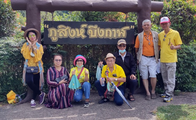 นทท.ชมวิวไทยลาวบนหินสามวาฬท่ามกลางอากาศเย็น