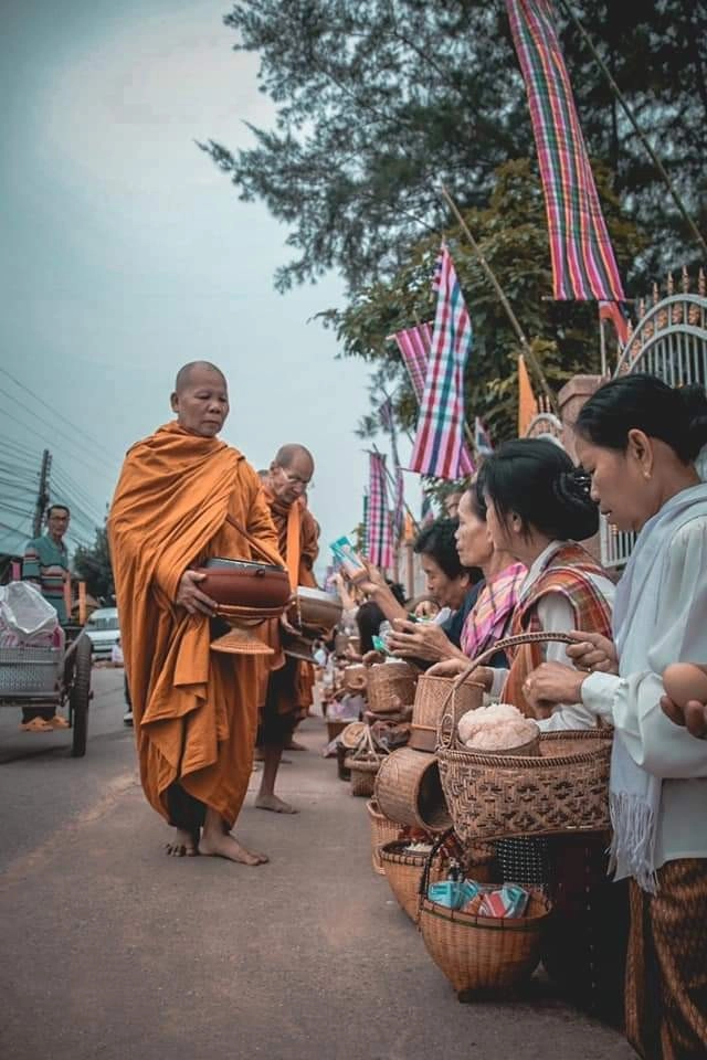 ชาวชุมชนสาวะถีร่วมใจตักบาตรโฮมบุญ