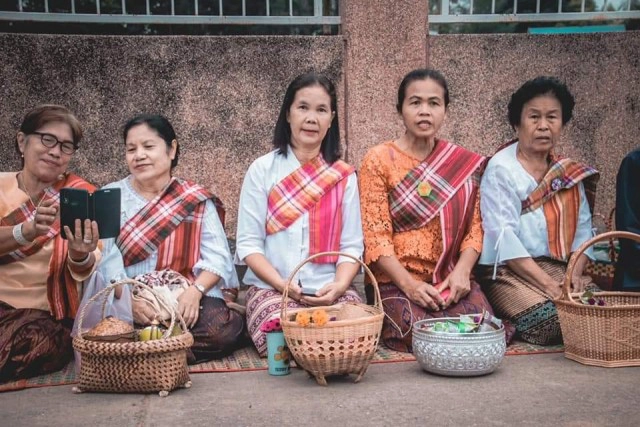 ชาวชุมชนสาวะถีร่วมใจตักบาตรโฮมบุญ