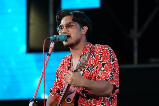 "วาฬเกยตื้น" ลอยลำคว้าอันดับ 1 เพลงฮิตที่สุดแห่งปี!ใน Thailand Top100 by JOOX