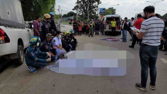 กระบะขนส่งชนรถตัดหญ้าเต็มลำ-ดับ3เจ็บ1