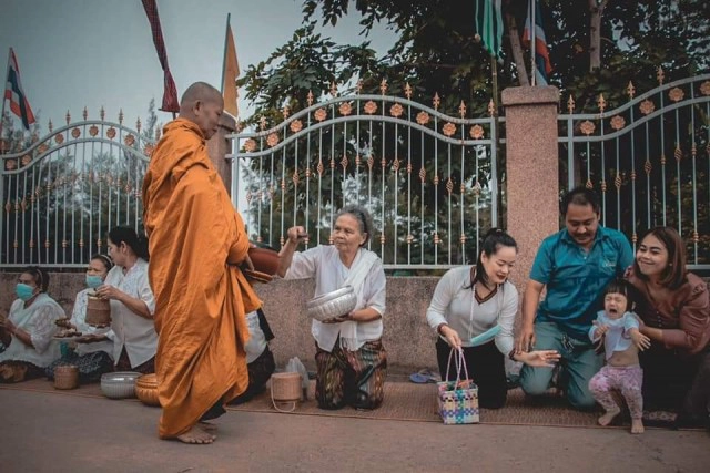 ชาวชุมชนสาวะถีร่วมใจตักบาตรโฮมบุญ