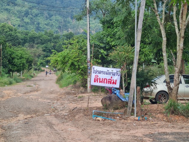 ดินภูเขาสไลด์! ชาวบ้านที่อาศัยอยู่ตีนเขาผวา
