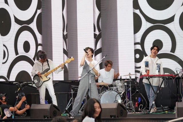 "วาฬเกยตื้น" ลอยลำคว้าอันดับ 1 เพลงฮิตที่สุดแห่งปี!ใน Thailand Top100 by JOOX