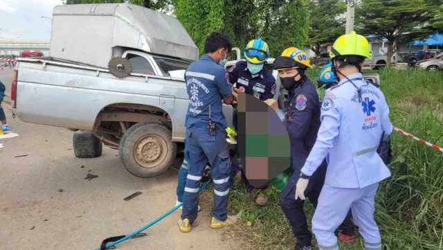 กระบะขนส่งชนรถตัดหญ้าเต็มลำ-ดับ3เจ็บ1