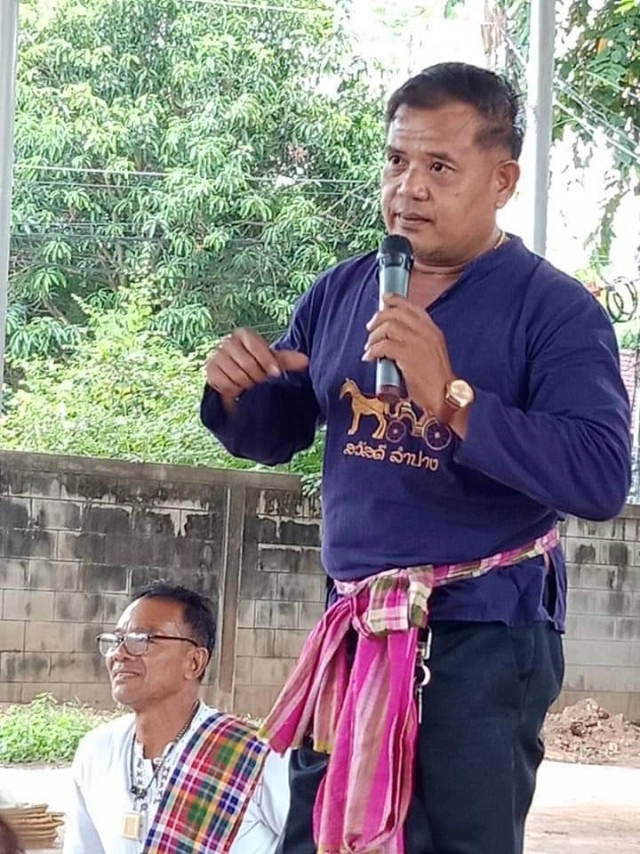 ชาวชุมชนสาวะถีร่วมใจตักบาตรโฮมบุญ