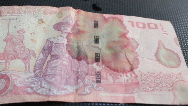 เตือนภัยแบงก์ 100 ปลอมระบาด กระดาษบางและสีลอก