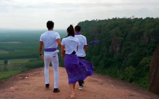นทท.ชมวิวไทยลาวบนหินสามวาฬท่ามกลางอากาศเย็น