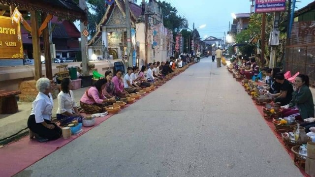 นักท่องเที่ยวแน่นถนนชายโขง