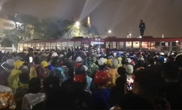 "กลุ่มราษฎร" เคลื่อนตัวพร้อมเรียกร้องคำขอโทษ ปมฉีดน้ำแรงดันสูงใส่กลุ่มผู้ชุมนุม