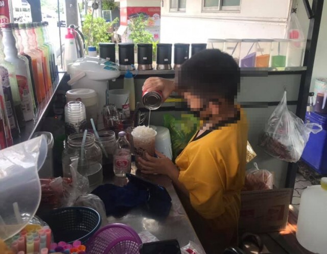 ลูกค้าเป็นปลื้ม แม่ค้าไม่อยู่ร้าน ลูกชายเจ้าของอาสาขอทำหน้าที่แทน!!