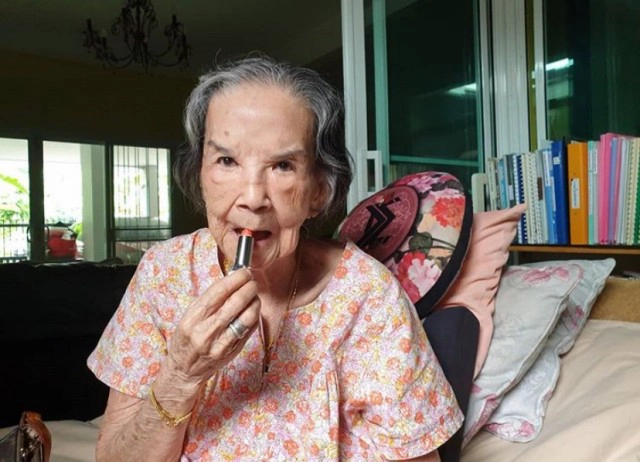 "คุณยายมารศรี" แข็งแรงสดชื่นเป่าเค้กวันเกิดอายุครบ 100 ปี