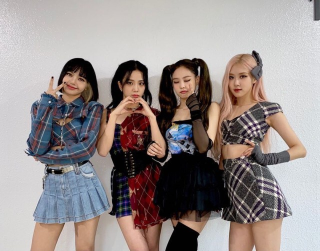 "BLACKPINK" เจอชาวเน็ตจีนจวกเล่นลูกแพนด้ามือเปล่า