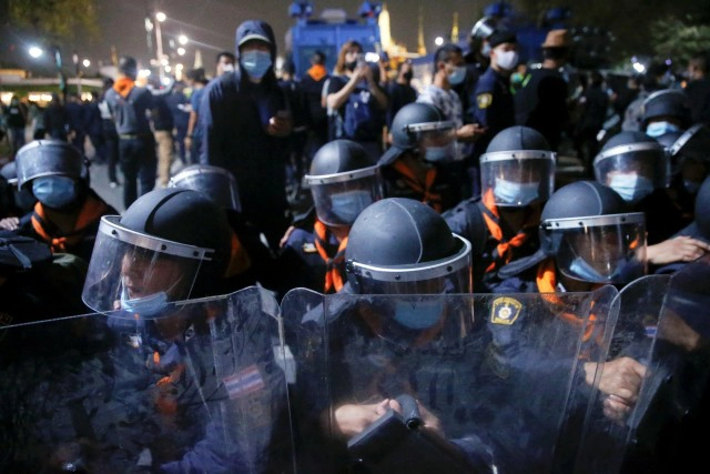 สื่อนอกประโคมข่าว ตำรวจฉีดน้ำสลายผู้ชุมนุม