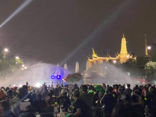 ตร.ยันน้ำฉีดสกัดผู้ชุมนุมเป็น "น้ำเปล่า"