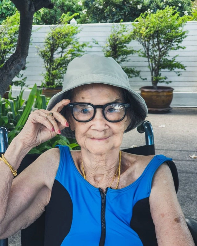 "คุณยายมารศรี" แข็งแรงสดชื่นเป่าเค้กวันเกิดอายุครบ 100 ปี