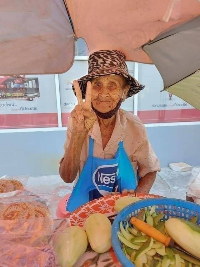 หญิงชราวัย 85 สู้ชีวิต เข็นของขายหาเลี้ยงตัวเอง วอนคนผ่านไปแถวนั้นช่วยอุดหนุนที