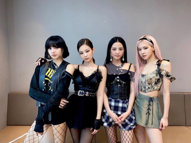 "BLACKPINK" เจอชาวเน็ตจีนจวกเล่นลูกแพนด้ามือเปล่า