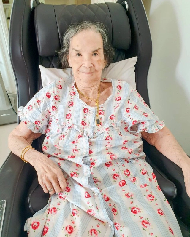 "คุณยายมารศรี" แข็งแรงสดชื่นเป่าเค้กวันเกิดอายุครบ 100 ปี