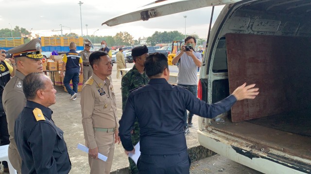 รวบหนุ่มลาวขนไม้พะยูงเต็มรถตู้หวังข้ามชายแดน