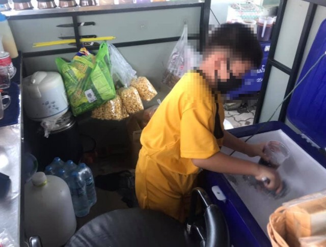 ลูกค้าเป็นปลื้ม แม่ค้าไม่อยู่ร้าน ลูกชายเจ้าของอาสาขอทำหน้าที่แทน!!