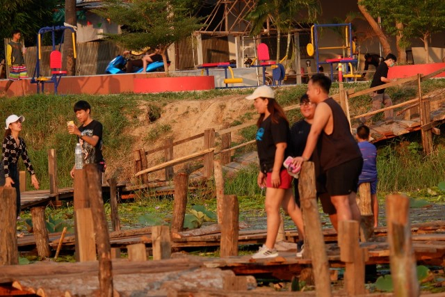 ชวนเที่ยว เช็คอินสะพานไม้ 180 ก้าวกลางหนองบัว