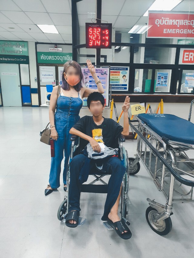 เผยคนบาดเจ็บล้มโดนลวดหนาม นิ้วกลางข้างซ้ายเบี้ยว-บวม หลังตำรวจฉีดน้ำสลายผู้ชุมนุม