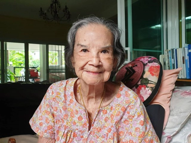 "คุณยายมารศรี" แข็งแรงสดชื่นเป่าเค้กวันเกิดอายุครบ 100 ปี