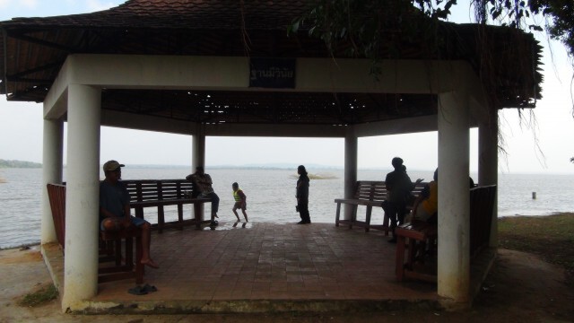 น้ำเขื่อนลำนางรองจ่อเต็ม ท่วมหาดทรายเทียมศาลาที่พัก นทท.แล้ว