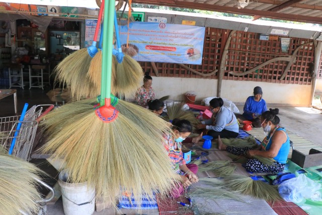 กลุ่มแม่บ้านดงจันทร์-ทำไม้กวาดสร้างรายได้บรรเทาโควิด