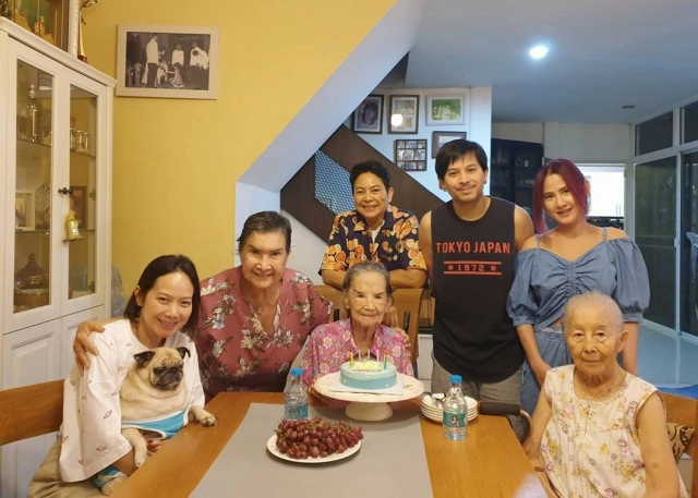 "คุณยายมารศรี" แข็งแรงสดชื่นเป่าเค้กวันเกิดอายุครบ 100 ปี