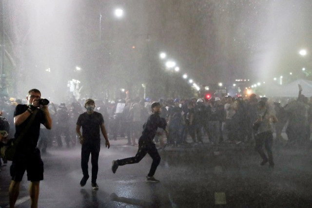 สื่อนอกประโคมข่าว ตำรวจฉีดน้ำสลายผู้ชุมนุม