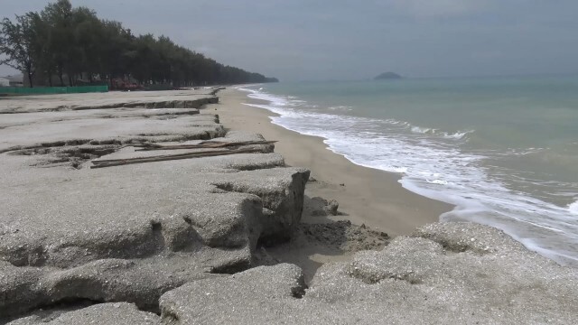 หาดชลาทัศน์วิกฤติหนักคลื่นซัดหน้ามรสุม