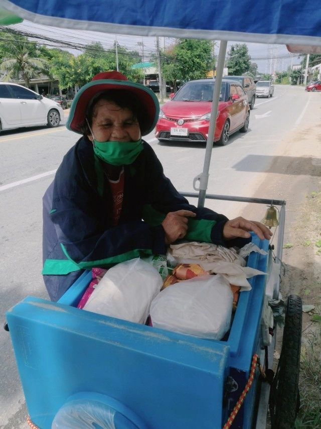 คุณยายวัย 67 ปี ไม่คิดท้อเข็นรถขายไอติมลำพัง นานๆครั้งลูกหลานจะแวะมาหา
