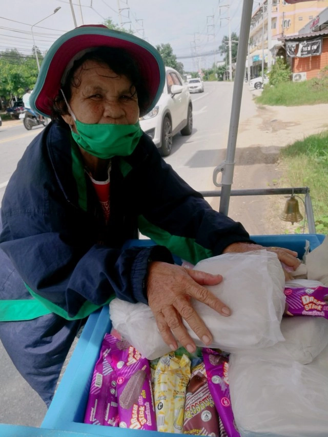 คุณยายวัย 67 ปี ไม่คิดท้อเข็นรถขายไอติมลำพัง นานๆครั้งลูกหลานจะแวะมาหา