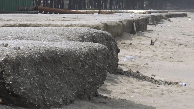 หาดชลาทัศน์วิกฤติหนักคลื่นซัดหน้ามรสุม