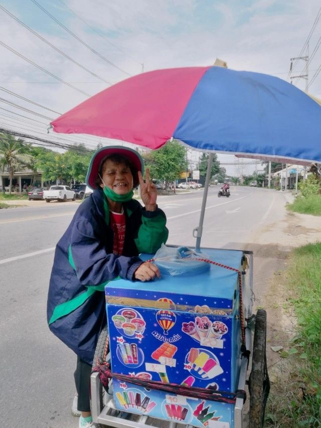 คุณยายวัย 67 ปี ไม่คิดท้อเข็นรถขายไอติมลำพัง นานๆครั้งลูกหลานจะแวะมาหา