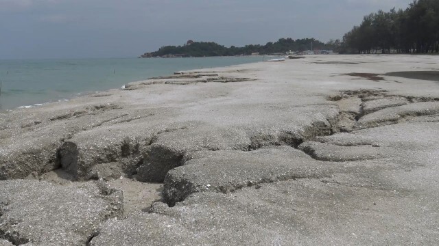 หาดชลาทัศน์วิกฤติหนักคลื่นซัดหน้ามรสุม