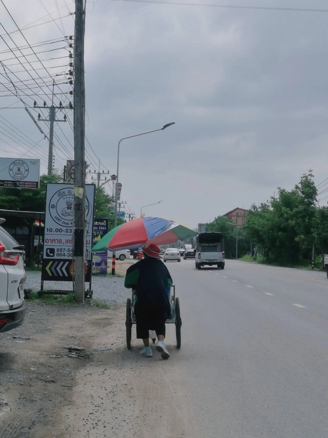 คุณยายวัย 67 ปี ไม่คิดท้อเข็นรถขายไอติมลำพัง นานๆครั้งลูกหลานจะแวะมาหา