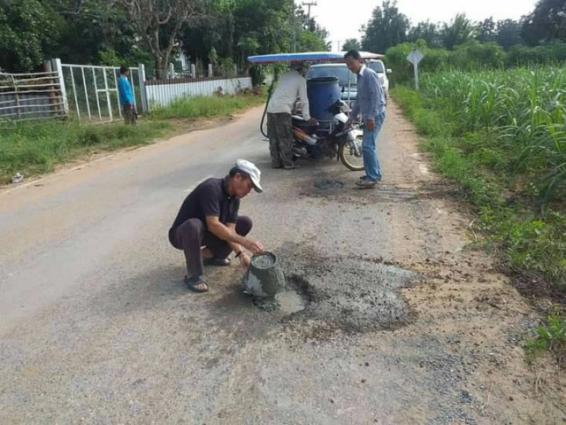 รวมพลังชุมชนซ่อมฝาย-ถนน หลังถูกน้ำกัดเซาะเสียหาย