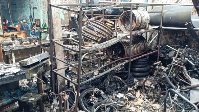 เพลิงไหม้ร้านซ่อมมอไซด์เหลือแต่ซาก