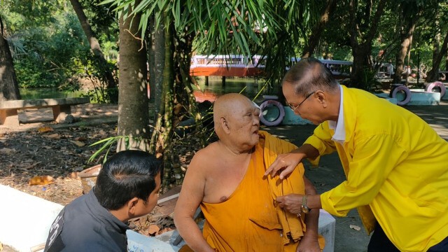 ผู้รับเหมามักง่ายลาดปูนทับฟุตบาทหลวงตาเดินบิณฑบาตสะดุดล้ม