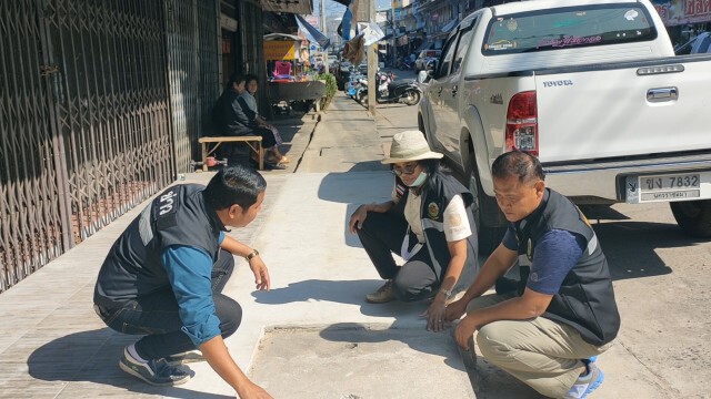 ผู้รับเหมามักง่ายลาดปูนทับฟุตบาทหลวงตาเดินบิณฑบาตสะดุดล้ม
