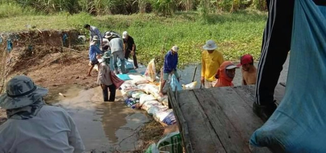 รวมพลังชุมชนซ่อมฝาย-ถนน หลังถูกน้ำกัดเซาะเสียหาย