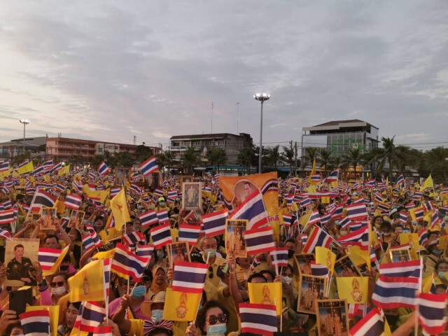 "บิณฑ์-ไทด์" รวมพลังชาวชลบุรีปกป้องสถาบัน พร้อมเรียกร้องให้รัฐดำเนินคดีกับผู้จาบจ้วง!