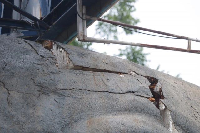 พบรอยแยกลุงไดโน่ขยายกว้าง ผู้ว่าชงรื้อออกหวั่นอันตราย