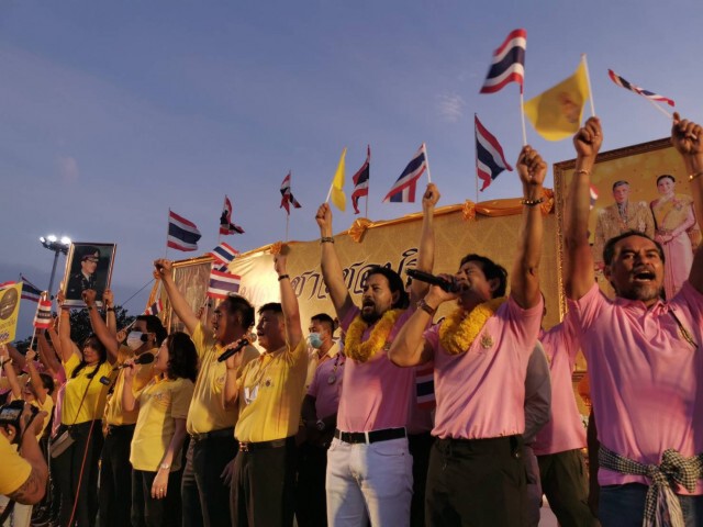 "บิณฑ์-ไทด์" รวมพลังชาวชลบุรีปกป้องสถาบัน พร้อมเรียกร้องให้รัฐดำเนินคดีกับผู้จาบจ้วง!